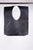 Flache Tasche aus schwarzem nappierten Kalbsleder. Drei Magnetverschlüsse. Die Tasche ist mit schwarzem Stoff gefüttert. Innenausstattung: eine große und eine kleine Innentasche mit Zipp, offenes Handyfach, Riemen mit Karabiner für Schlüssel. Ovales Trageloch mit 20 x 30 cm. Die Tasche ist gesamt 63 cm hoch (Füllhöhe 2…