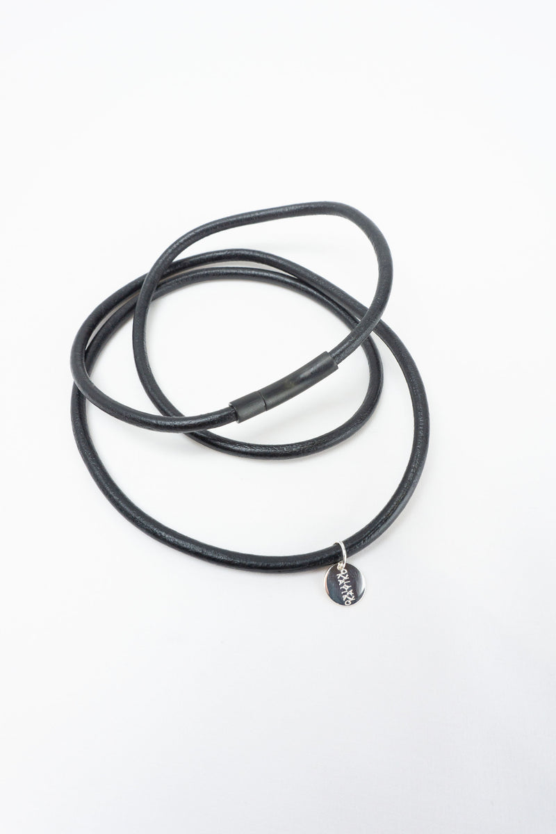 Die 4 mm starke Lederschnur mit silbernem Anhänger kann als Armband, Halskette oder Gürtel getragen werden. KAYIKO Schmuck und Accessoires – handgefertigte Avantgarde Designer Mode aus Wien | The 4 mm thick leather cord with a silver pendant can be worn as a bracelet, necklace or belt. KAYIKO jewelery and accessories - buy handcrafted avant-garde designer fashion from Vienna