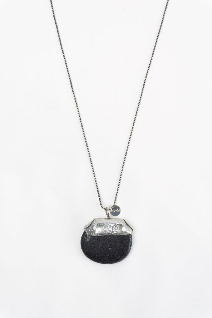 Halskette mit schwarzem Lavastein-Anhänger auf rhodinierten Kette aus Sterlingsilber. KAYIKO Schmuck – handgefertigte Avantgarde Designer Mode aus Wien | Necklace with a black lava stone pendant on a rhodium-plated sterling silver chain. KAYIKO Jewelery - buy handcrafted avant-garde designer fashion from Vienna