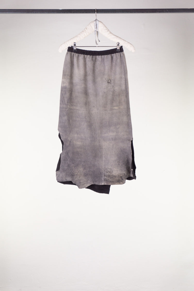 Rock aus grauem Ziegenrauhleder mit sichtbaren Verletzungen des Materials.  KAYIKO Unikat – handgefertigte Avantgarde Designer Mode aus Wien | Skirt made of gray old stock suede with visible damage to the material. KAYIKO one of a kind – buy handmade avant-garde designer fashion from Vienna