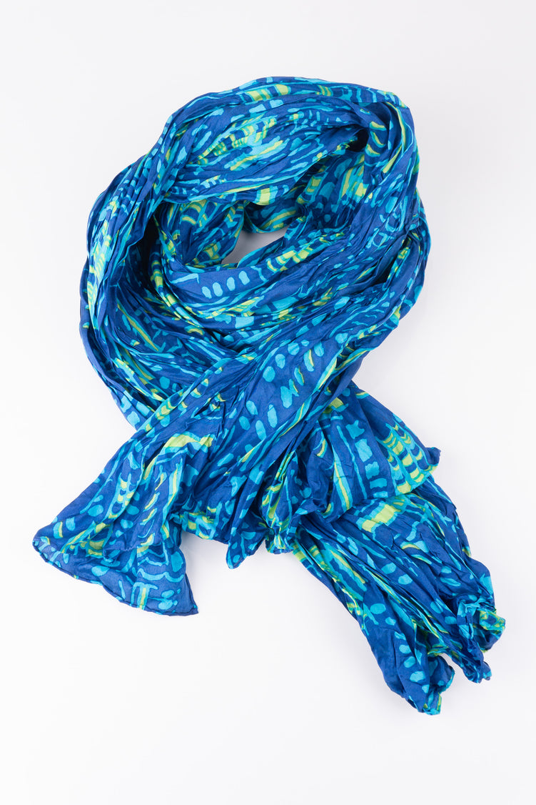 Handrolliertes Tuch aus bedruckter Vintage-Seide in Blautönen. KAYIKO Unikat – handgefertigte Avantgarde Designer Mode aus Wien | Hand-rolled scarf made from printed vintage silk in shades of blue. KAYIKO one of a kind - buy handcrafted avant-garde designer fashion from Vienna