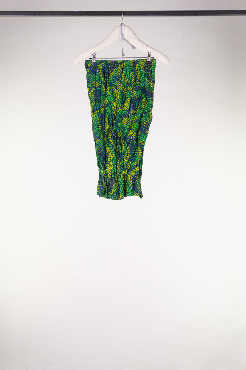 Sommerrock aus bedruckter Vintage-Seide in Grün- und Blautönen mit einer Seitennaht und kurzem Schlitz. KAYIKO Unikat – handgefertigte Avantgarde Designer Mode aus Wien | Summer skirt made of printed vintage silk in shades of green and blue with a side seam and a short slit. KAYIKO one of a kind – buy handmade avant-garde designer fashion from Vienna
