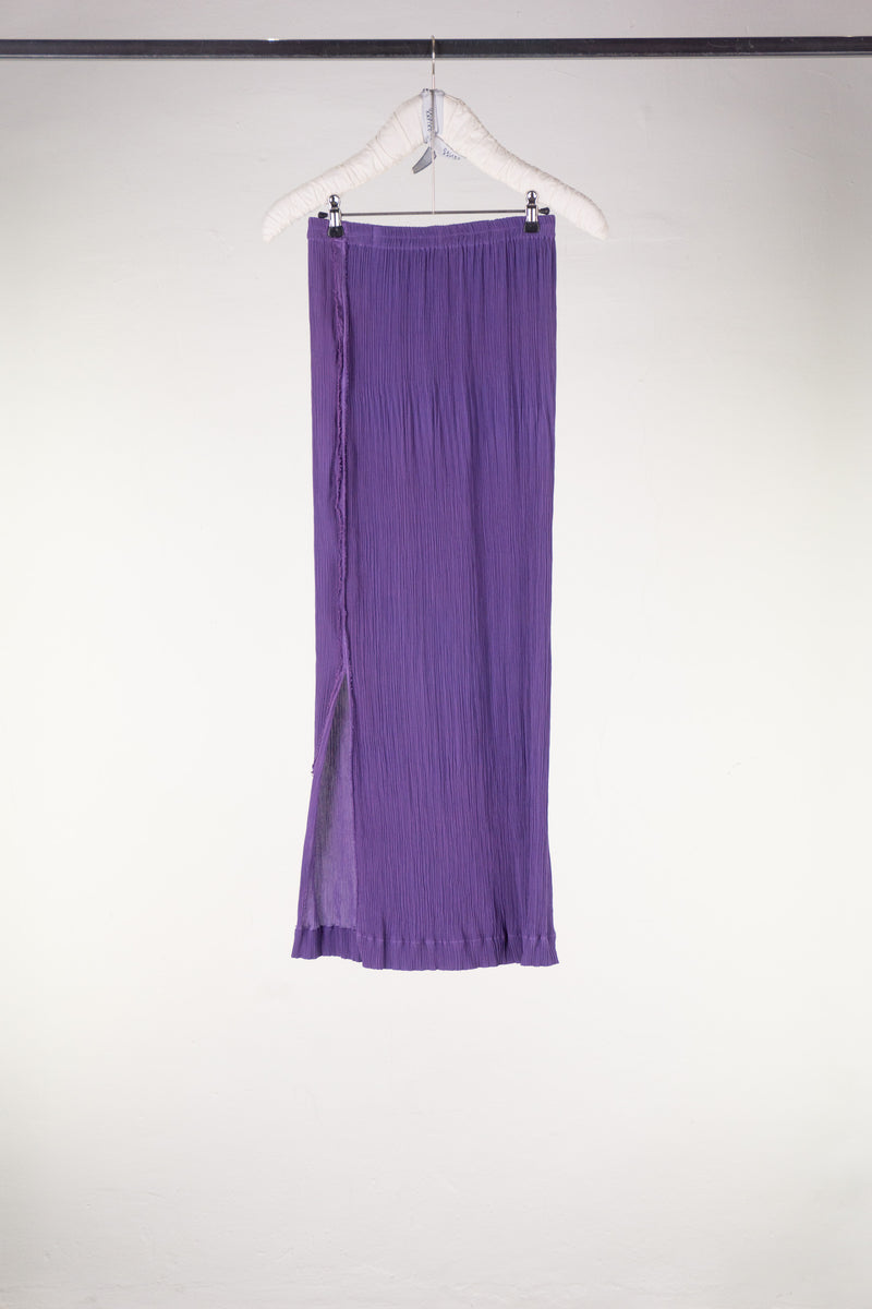 Langer, schmaler Rock aus aus lila Seide-Baumwolle mit feiner Faltenstruktur. KAYIKO Unikat – handgefertigte Avantgarde Designer Mode aus Wien | Long, narrow skirt made from purple silk-cotton with a fine pleated structure. KAYIKO one of a kind – buy handmade avant-garde designer fashion from Vienna